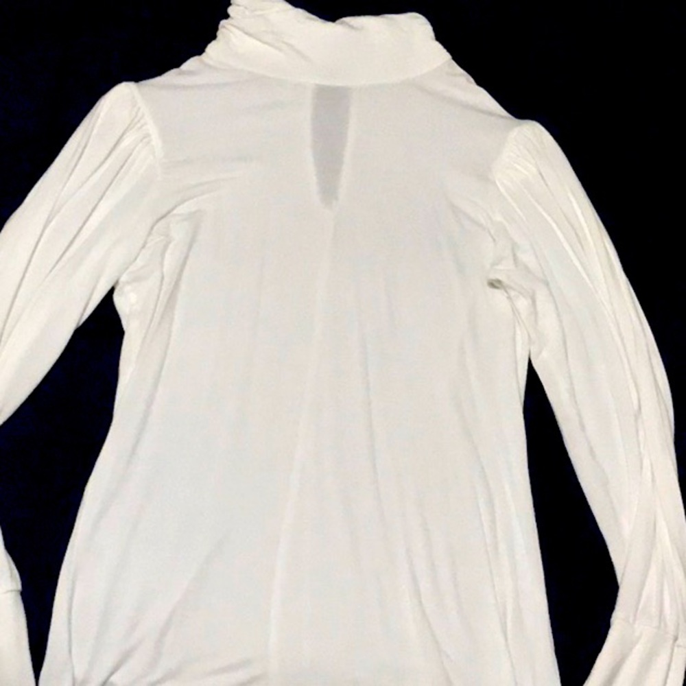 The size is medium and the brand is VENUS and color is white.